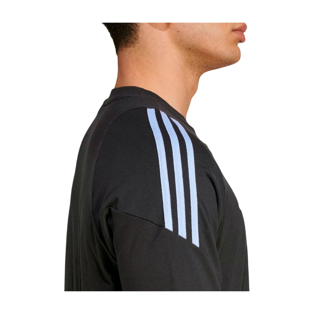 Maglietta All Blacks Rugby Adidas nera con iconiche 3 strisce azzurre sulle spalle.