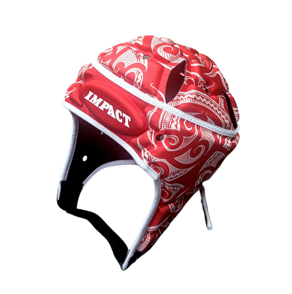Caschetto da rugby Impact Maori rosso con design tribale bianco.