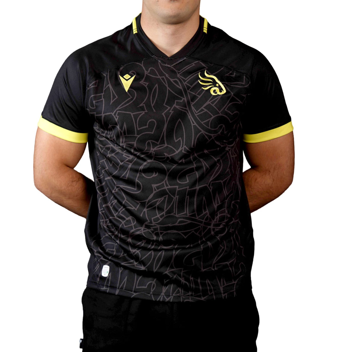 Maglia da rugby Georgia Macron Total Black Authentic Gara con dettagli gialli.