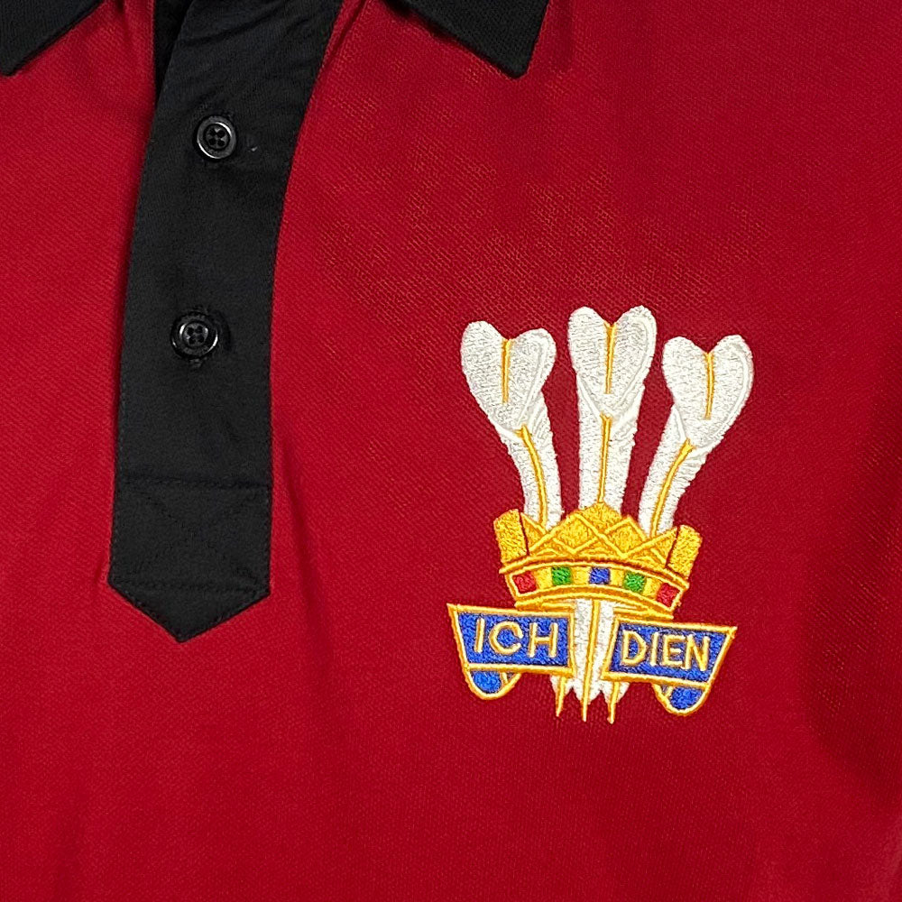 Polo rugby Galles vintage 1976 rossa con stemma ricamato e scritta "Ich Dien".