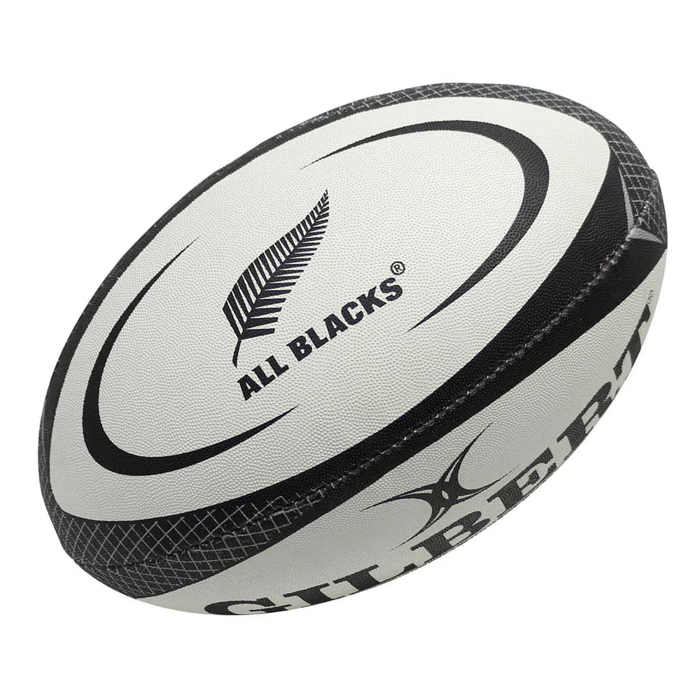 Replica ufficiale del pallone da rugby degli All Blacks. Pallone da rugby Gilbert con l'iconico logo a forma di felce.