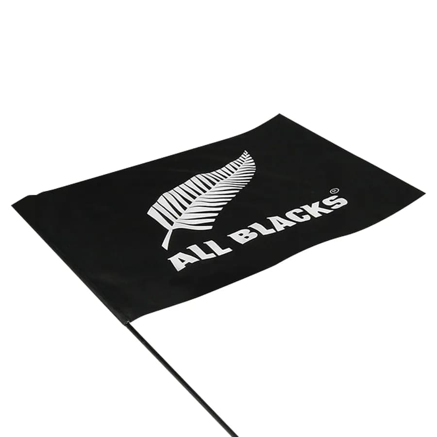 Bandiera All Blacks Media: bandiera nera con felce bianca e la scritta "ALL BLACKS".