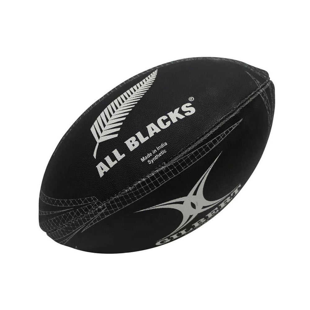 Pallone da rugby All Blacks Supporter: pallone da rugby in gomma, colore nero con logo e dettagli degli All Blacks. Prodotto Ufficiale Gilbert