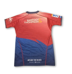 Maglia da rugby Blues Super Rugby Pacific Home TR2 2025 per ragazzi: design rosso e blu. Vista posteriore.