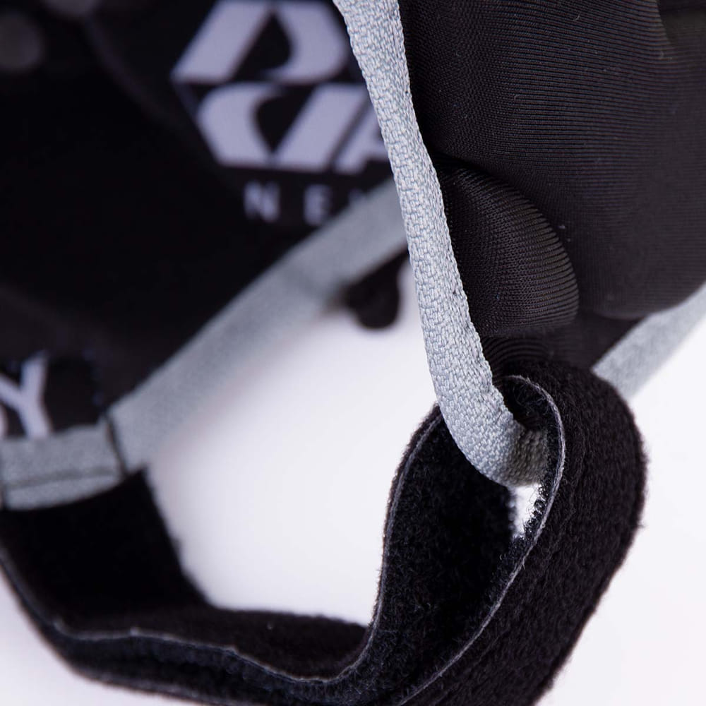Caschetto da rugby nero per bambino, dettaglio chiusura con velcro.