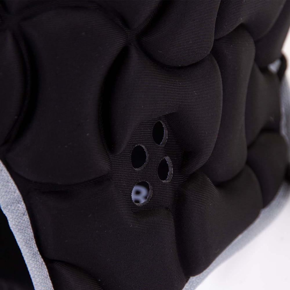 Dettaglio imbottitura Caschetto Rugby Club Body Armour nero, con fori di ventilazione.