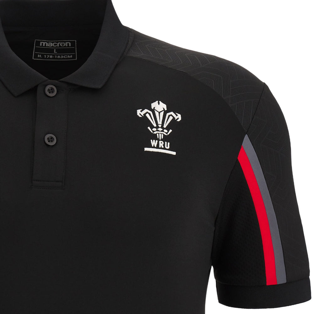 Polo da viaggio Macron Rugby Galles 2023 da staff, nera con dettagli rossi e grigi.