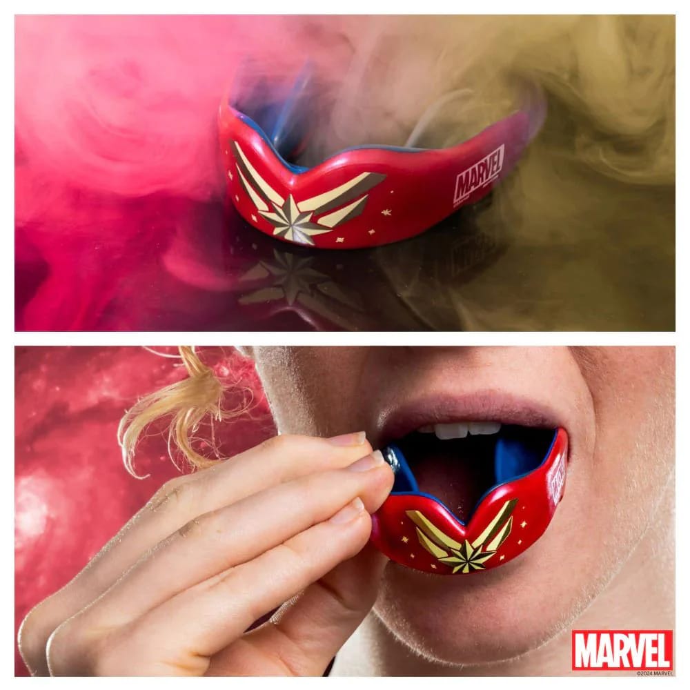 Paradenti Marvel Captain Marvel Safejawz rosso con design ispirato ai supereroi.