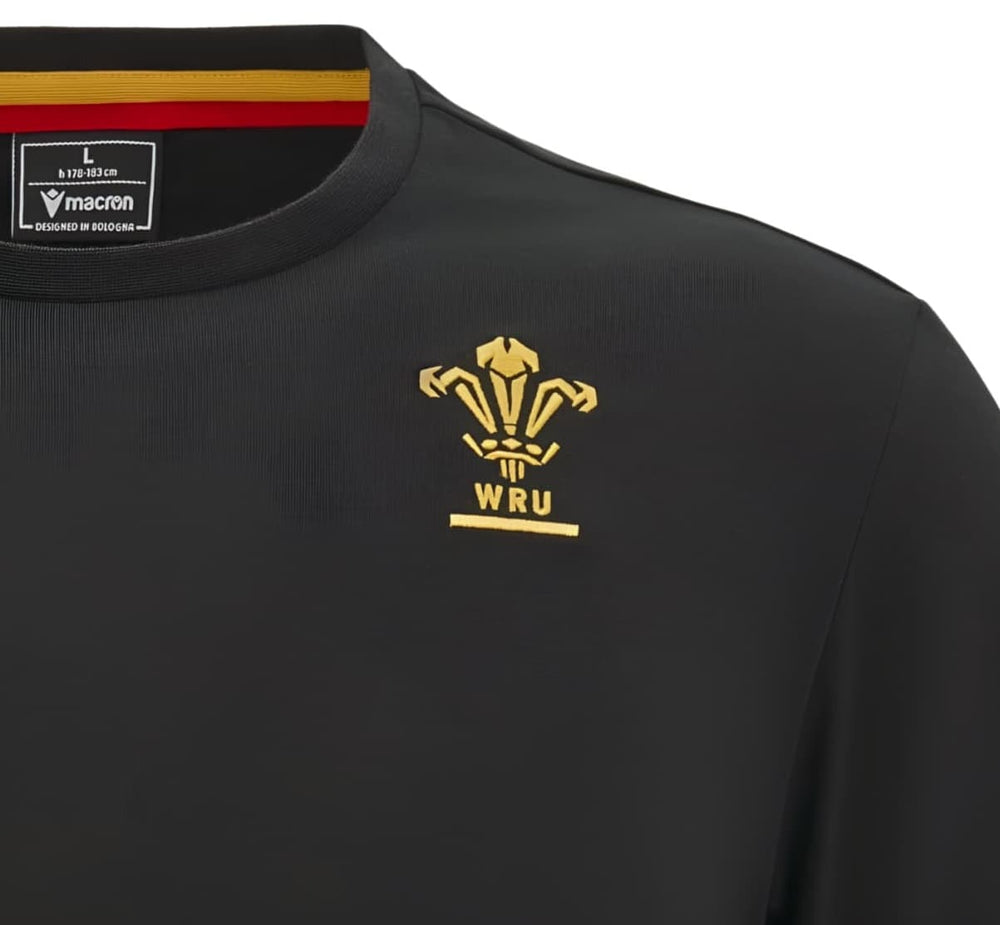 Maglia da rugby Galles Macron total black con stemma WRU dorato.