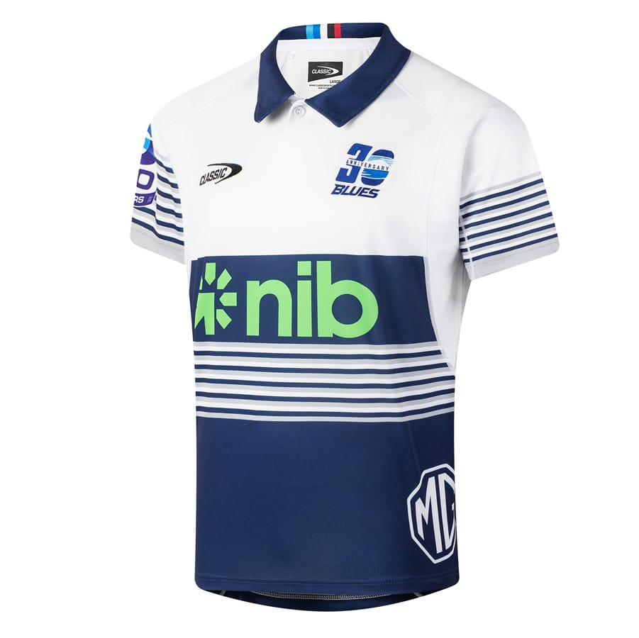 Maglia Rugby Blues 2026 Home PRO, bianca e blu con logo sponsor Nib e dettagli anniversary.