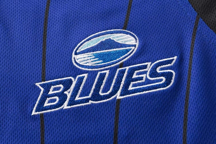 Canottiera da rugby ufficiale Blues con logo e nome del team, blu a righe nere.