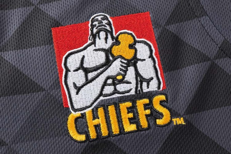 Canottiera rugby Chiefs ufficiale con logo ricamato, colore grigio e dettagli gialli.