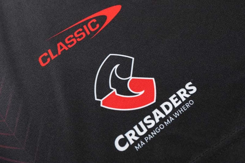 Pantaloncini da rugby Crusaders Home neri con logo e scritte.