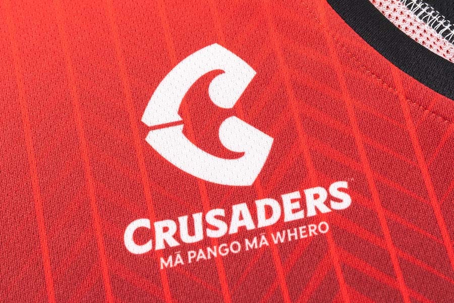 Canottiera rugby ufficiale Crusaders, colore rosso con logo bianco.