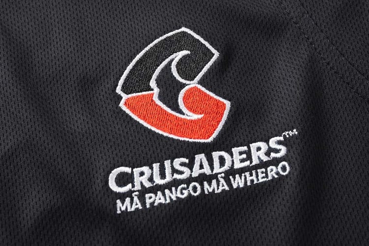Canottiera da rugby ufficiale Crusaders, con logo ricamato e scritta in bianco.