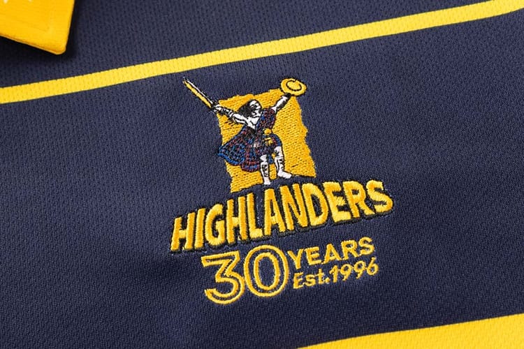 Maglia da rugby Highlanders 2026 Home PRO ragazzo, blu navy con dettagli gialli e logo celebrativo 30 anni.