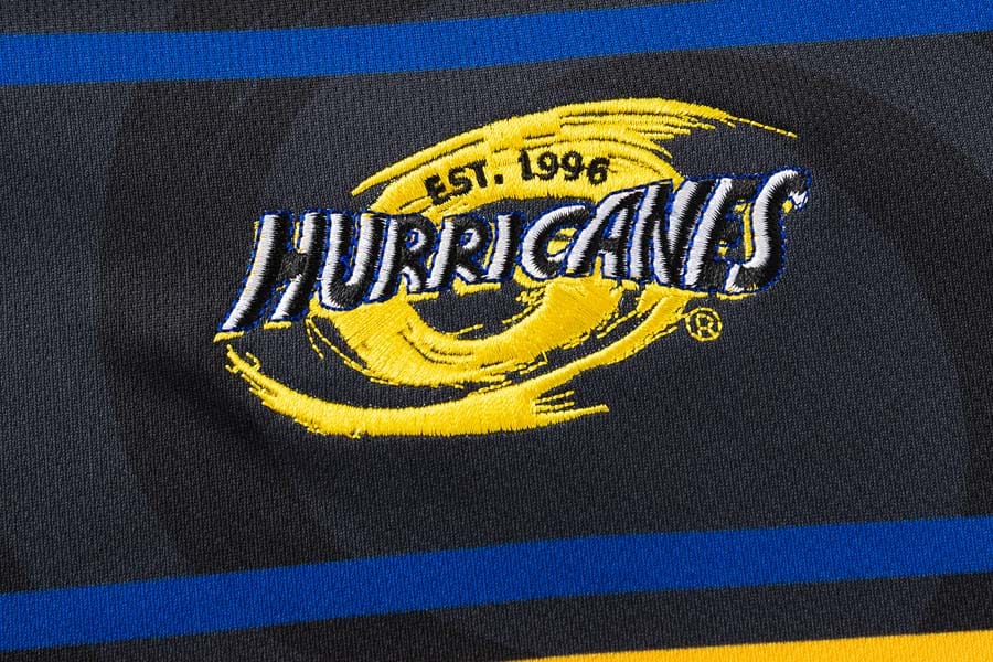 Maglia Rugby Hurricanes 2026 Away PRO: logo ricamato con stemma ufficiale.