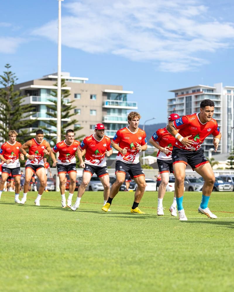 Maglia da rugby per bambini St. George Illawarra Dragons: maglia da rugby rossa per allenamento.