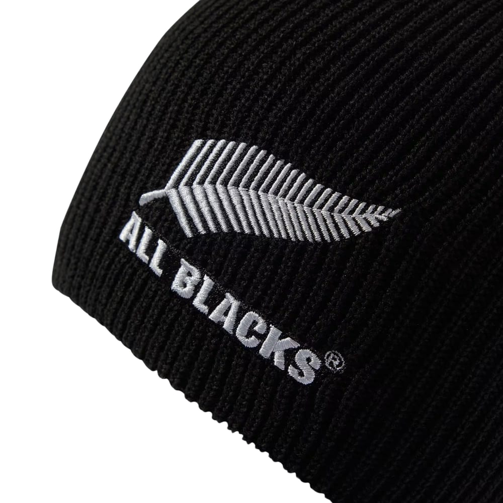 Zuccotto beanie nero ufficiale All Blacks con logo felce ricamato.