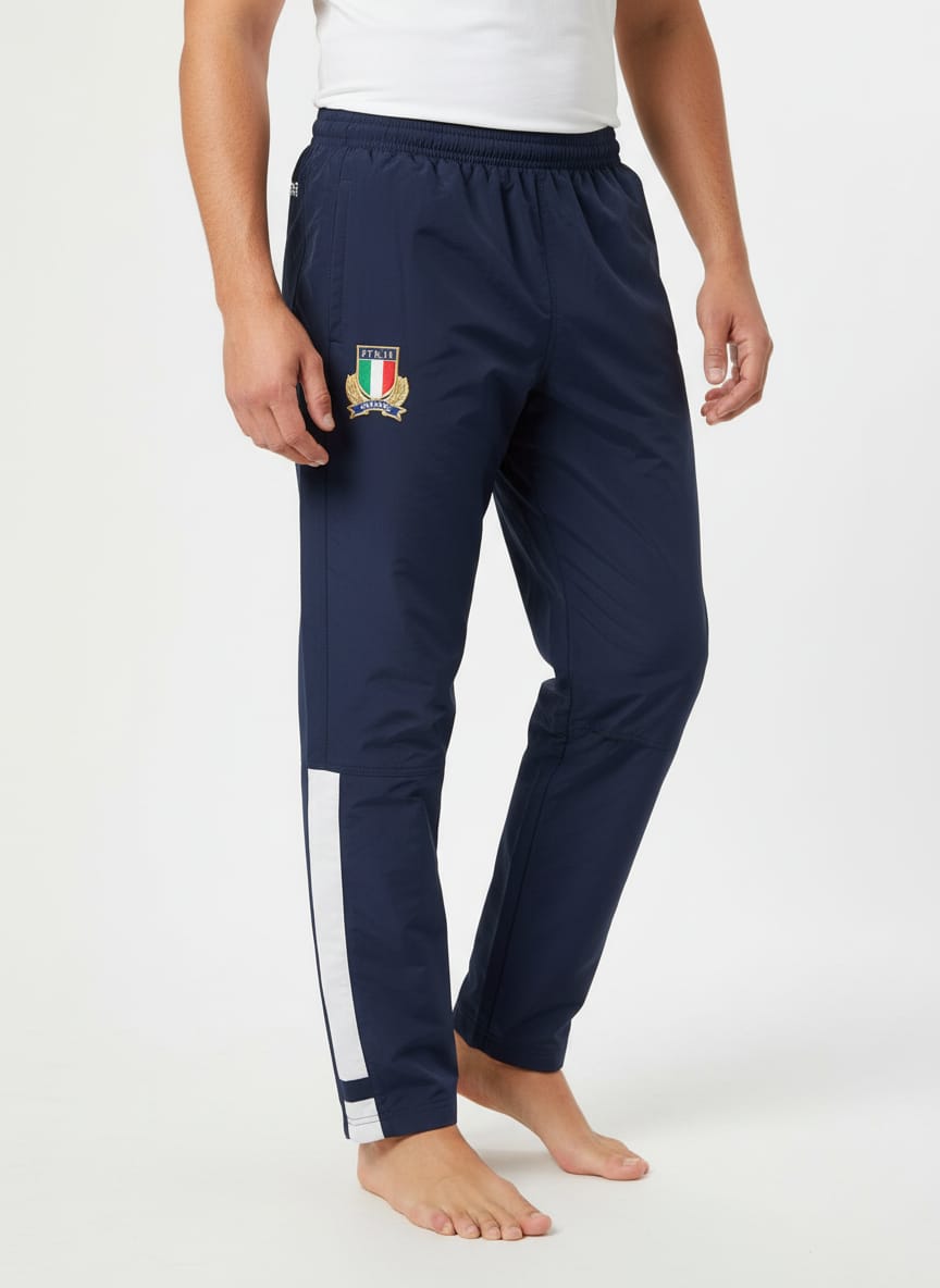 Pantalone training rugby Italia blu navy con stemma federale e banda laterale bianca.