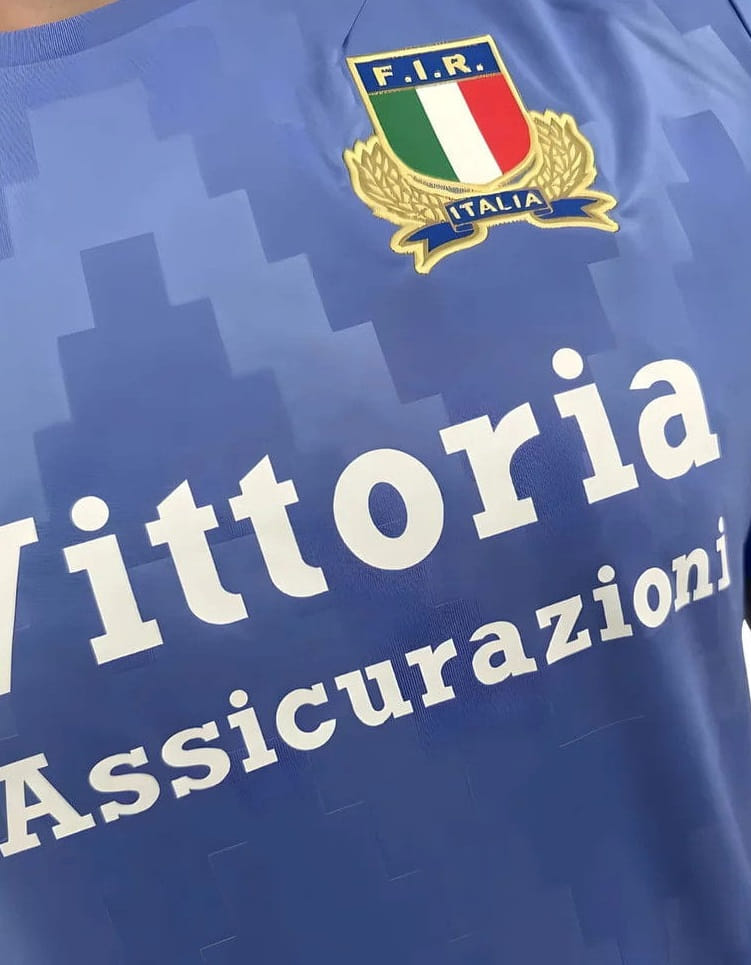 Maglia da allenamento da ragazzo in blu con stemma FIR e logo Assicurazioni Italia.