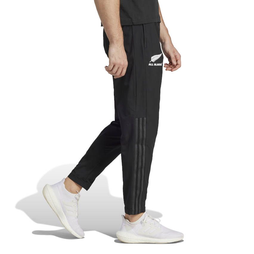 Pantaloni da rappresentanza Adidas All Blacks Rugby: pantaloni da tuta neri da uomo con l'iconico logo degli All Blacks e 3 strisce. Stagione 2023-24.