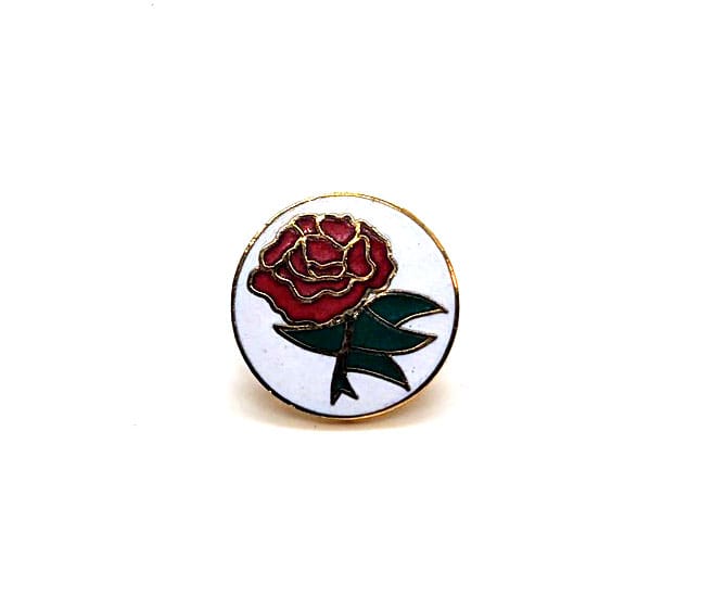 Spilla nazionale rugby con rosa rossa e foglie verdi, finitura dorata.