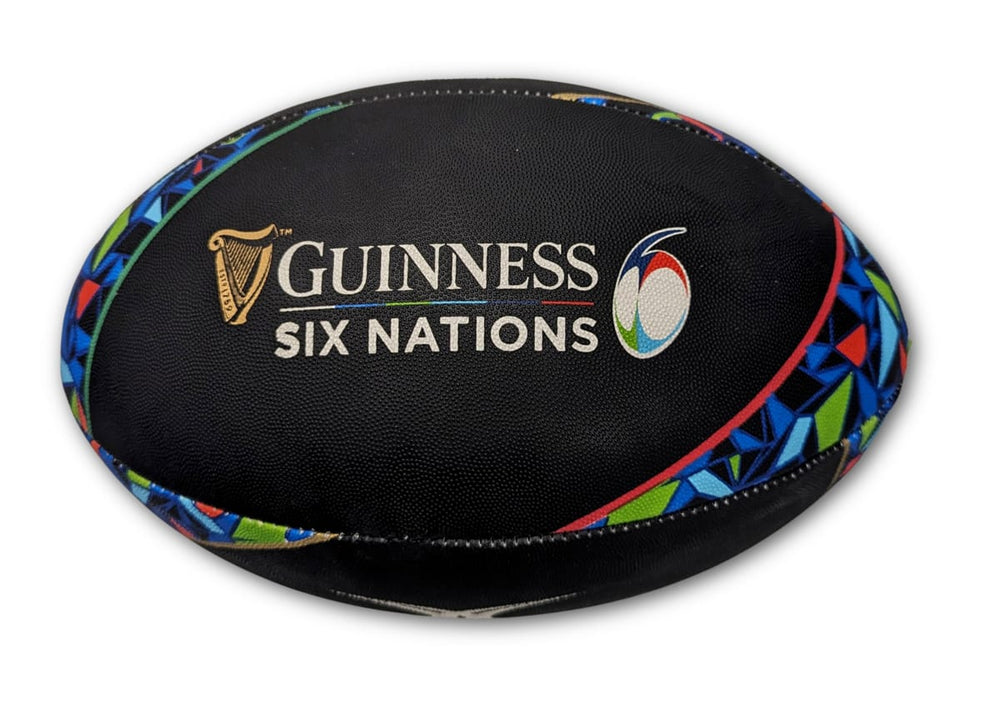 Pallone da rugby nero Guinness Sei Nazioni con logo e design colorato.
