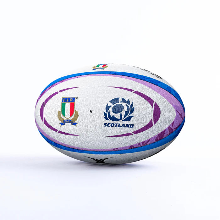 Pallone replica rugby Italia Scozia Gilbert, bianco con dettagli blu e viola.