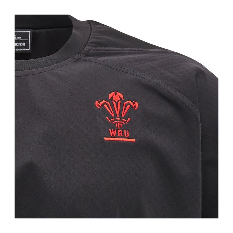 Top allenamento WRU Galles Rugby Macron nero con stemma rosso.