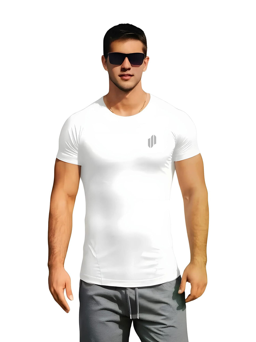 T-shirt baselayer sportiva bianca da uomo, manica corta, con logo discreto.