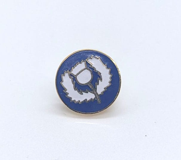 Spilla nazionale di rugby: spilla smaltata raffigurante l'emblema del cardo su sfondo blu.