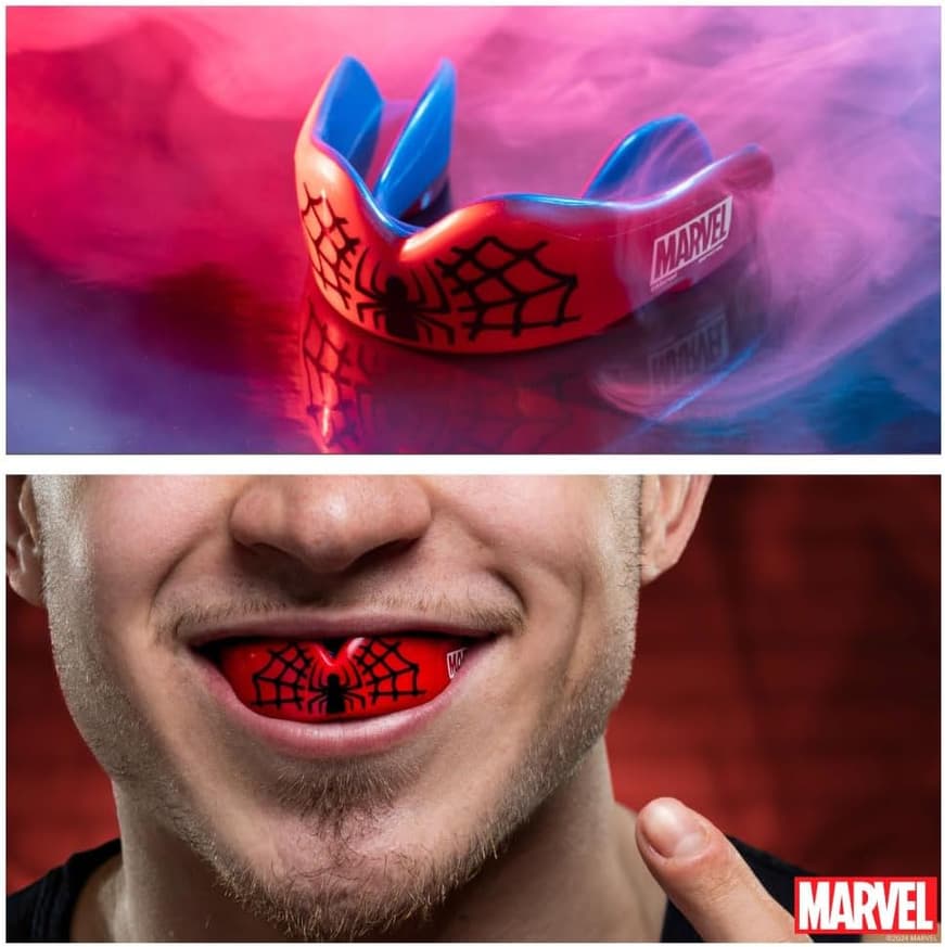 Paradenti SafeJawz Marvel Spider-Man rosso con ragnatela, indossato da un uomo.