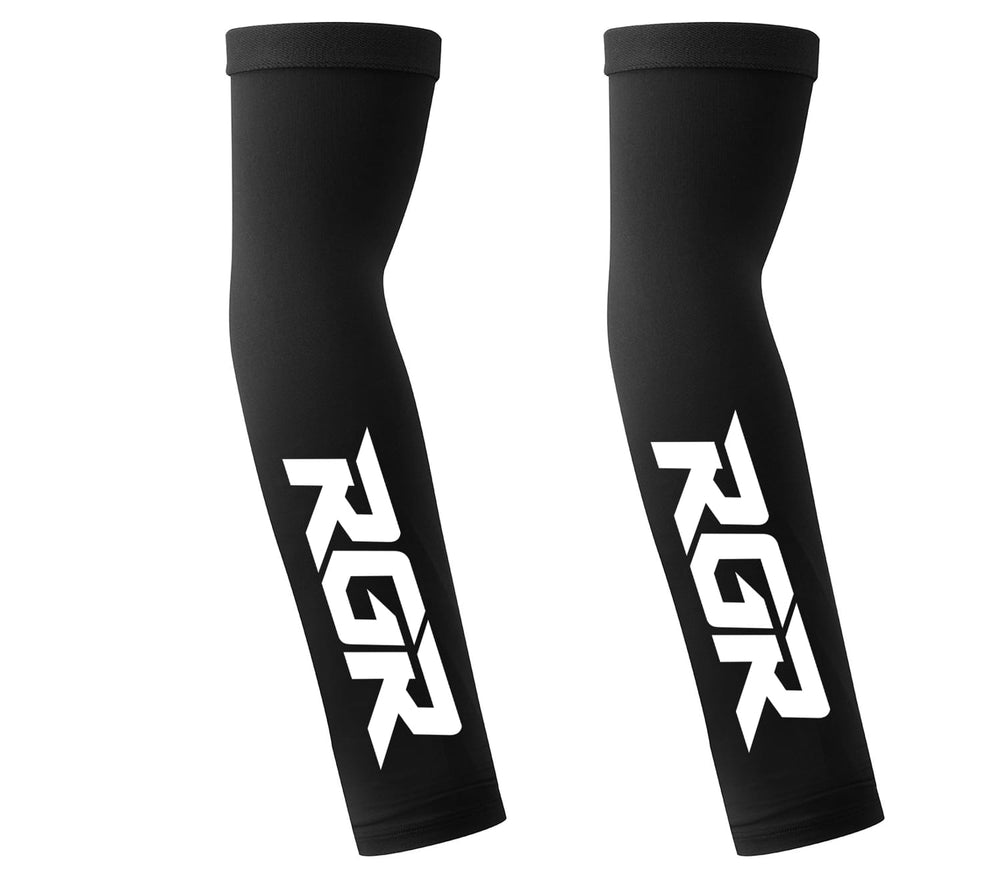 Manicotti a compressione RGR: paio di manicotti sportivi neri con logo RGR bianco. Perfetti per lo sport e per proteggersi dal sole.