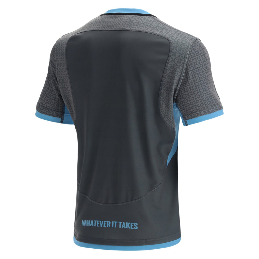 Maglia da rugby replica Glasgow Warriors Training Pro: maglia grigio scuro con dettagli azzurri, motivo geometrico sulle spalle e scritta "Whatever it Takes".