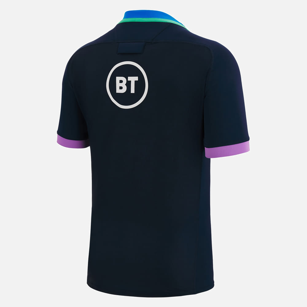 Maglia da allenamento Macron Scotland Rugby 2023: blu navy, vista posteriore con logo BT, dettagli viola e verde acqua.