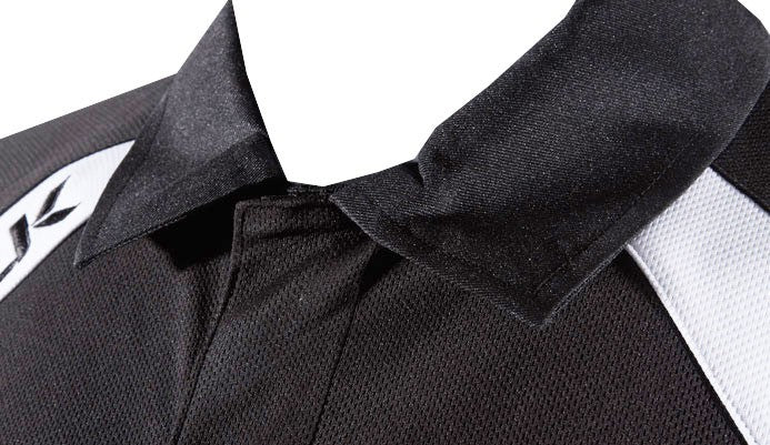 Polo sportiva nera da allenamento, dettaglio colletto e inserti bianchi.