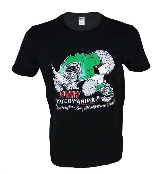 T-shirt nera con stampa "Fury Rugby Animal" e un rinoceronte stilizzato in tenuta da rugby.