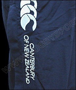 Pantalone stadium blu Canterbury of New Zealand con logo e scritte verticali.