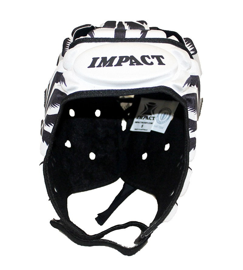 Caschetto da rugby Impact Fiji bianco e nero, con logo Impact visibile.