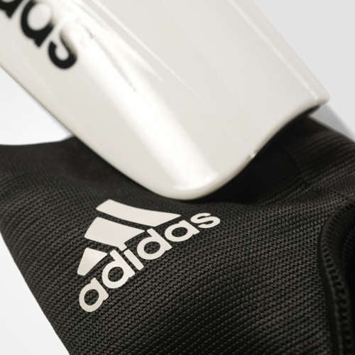 Parastinchi Adidas Ghost Club bianchi con logo nero, dettaglio del tessuto.