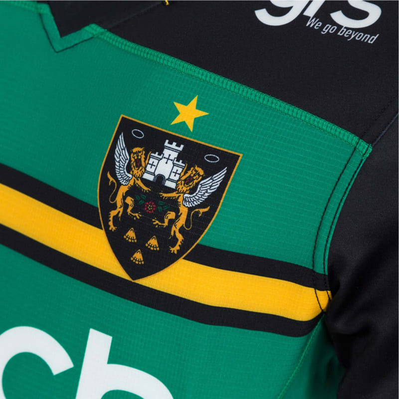 Maglia da rugby casalinga dei Northampton Saints 2022-23: autentica maglia a righe verdi e nere con lo stemma del club.