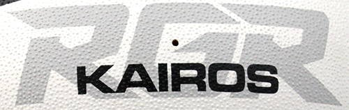 Pallone da rugby RGR Kairos bianco e grigio con logo in evidenza.