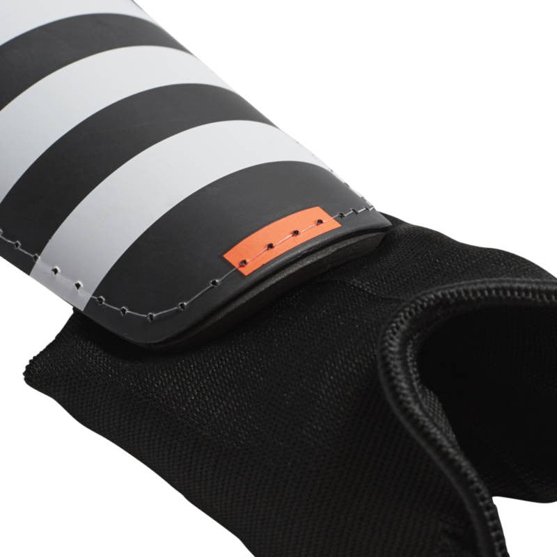 Parastinco Adidas Ever Club nero con strisce bianche, dettaglio arancione.
