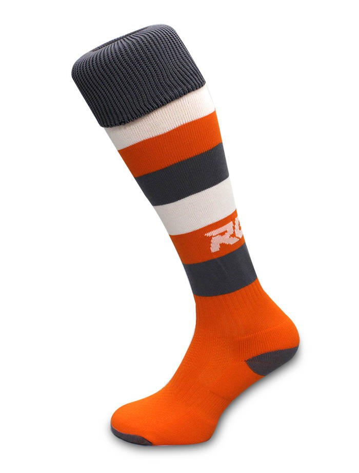 Calze da rugby RGR arancio, bianco e grigio con logo R sul polpaccio.