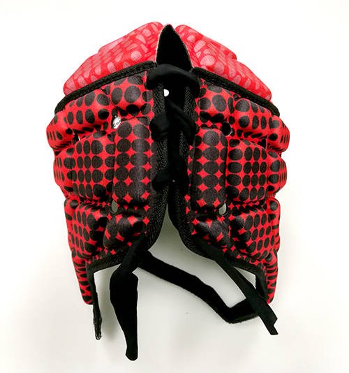 Caschetto da rugby Impact Flash rosso e nero con design a pois, allacciatura frontale.
