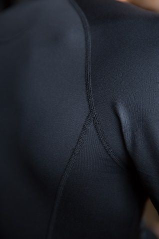 Maglia a manica lunga RGR Performance nera, dettaglio cuciture spalle.