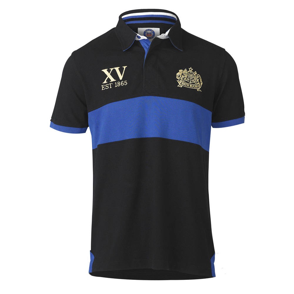 Polo da rugby nera e blu con banda orizzontale, logo XV e scritta "EST 1865 Bath Rugby".