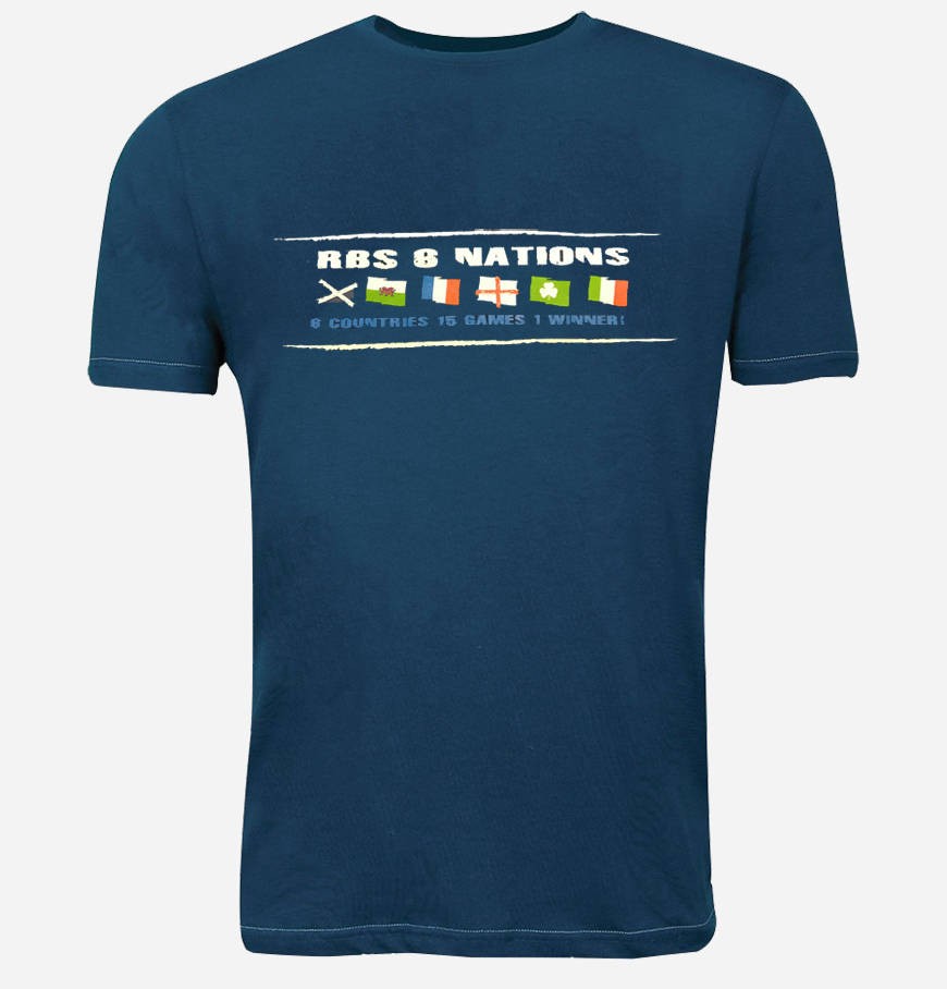 T-shirt blu con stampa orizzontale delle bandiere delle Sei Nazioni e scritta "RBS 6 NATIONS".