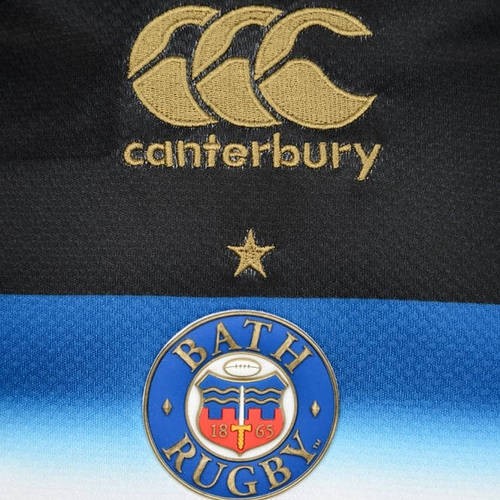 Maglia Bath Rugby 2018-19 con logo Canterbury e stemma del club.